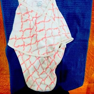 Trendy, fluff and cozy Aden + Anais swaddle